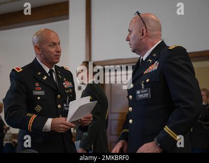 Die Delegierten der Ukraine Defense Contact Group diskutieren Themen während des Treffens auf dem Luftwaffenstützpunkt Ramstein, Deutschland, 8. September 2022. Eine enge Abstimmung zwischen den USA, Alliierten und Partnern ist für die kontinuierliche Überprüfung der Verteidigungskräfte in Europa von entscheidender Bedeutung. Dies ist das zweite Mal, dass die UDCG in Ramstein stattfindet. CJCS, NATO, SECDEF, UDCG, Kontaktgruppe Verteidigung der Ukraine, Stockfoto