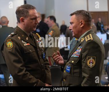 Die Delegierten der Ukraine Defense Contact Group diskutieren Themen während eines Treffens auf dem Luftwaffenstützpunkt Ramstein, Deutschland, 8. September 2022. Dies ist das zweite Mal, dass die UDCG in Ramstein stattfindet. CJCS, NATO, SECDEF, UDCG, Kontaktgruppe Verteidigung der Ukraine, Stockfoto