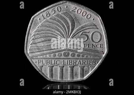 Die 2000 50p. Münze zum Gedenken an 150 Jahre der Public Library Stockfoto