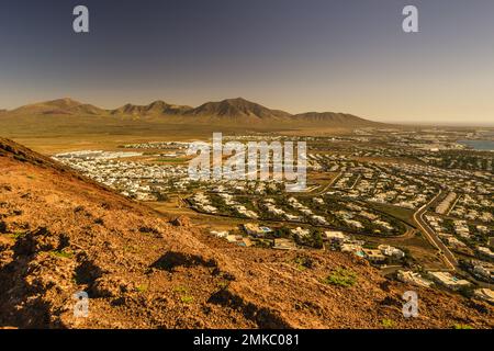 Dies ist der Blick vom Krater von Montana Roja in Playa Blanca, Lanzarote. Vom Krater aus können Sie einen Großteil des Resorts und auch nahe gelegene Vulkane sehen Stockfoto