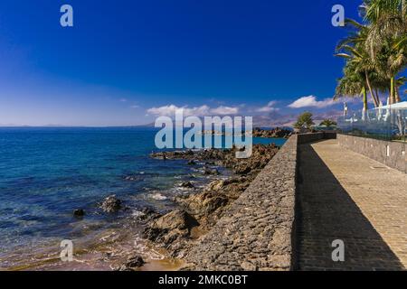 Von der Promenade in Puerto del Carmen auf Lanzarote aus nach Süden. Stockfoto