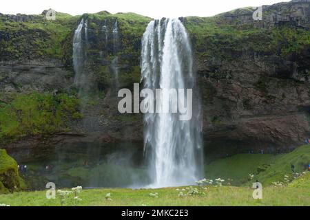 Seljalandsfoss fällt im Sommer Aussicht, Island. Isländische Landschaft. Stockfoto