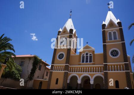 Eine deutsch inspirierte Kirche mit einem hohen Kirchturm und Fensterdetails Stockfoto