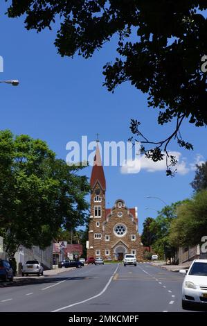 Eine deutsch inspirierte Kirche mit einem hohen Kirchturm und Fensterdetails Stockfoto