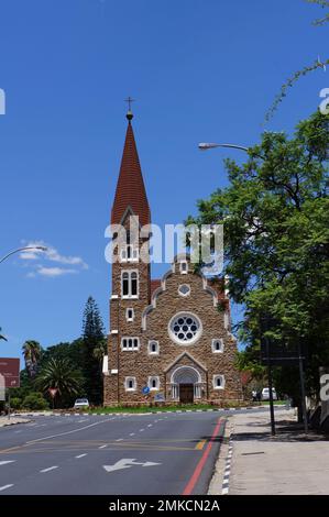 Eine deutsch inspirierte Kirche mit einem hohen Kirchturm und Fensterdetails Stockfoto