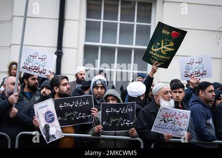 London, Großbritannien. 28. Januar 2023. London, England, Vereinigtes Königreich - 28. Januar 2023: Demonstranten meldeten sich vor der schwedischen Botschaft von London gegen Quran Burning in Schweden. Kredit: SOPA Images Limited/Alamy Live News Stockfoto