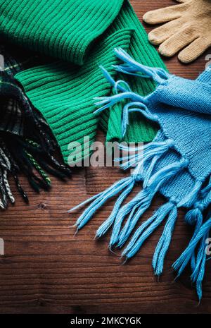 Farbenfrohe, warme Schals auf Holz Stockfoto