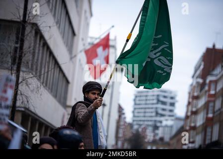 Während der Demonstration gegen die Verbrennung des Korans in Schweden vor der schwedischen Botschaft von London mit einer Flagge wedelt der hohe Vertreter der Allianz der Zivilisationen der Vereinten Nationen verurteilte die Verbrennung des heiligen muslimischen Buches durch einen schwedisch-dänischen rechtsextremen Politiker als "abscheuliche Tat". Rasmus Paludan, Anführer der dänischen rechtsextremen politischen Partei Hard Line, führte am Freitag, den 27. Januar 2023 unter dem Schutz der örtlichen Polizei vor der türkischen Botschaft in Schweden die Aktion durch. (Foto: Loredana Sangiuliano/SOPA Images/Sipa USA) Stockfoto