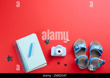 Flach liegend mit Spielzeugkamera des kleinen Fotografen auf rotem Hintergrund. Platz für Text Stockfoto