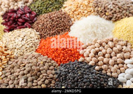Verschiedene Leguminosen und Getreide als Hintergrund, Schließung. Organische Körner Stockfoto