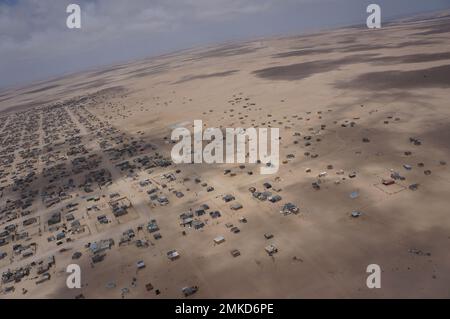 Küste, Wüste und Ozean Namibiens durch die Wolken Stockfoto