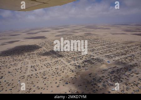 Küste, Wüste und Ozean Namibiens durch die Wolken Stockfoto