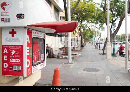 Bangkok, Thailand. 28. Januar 2023. Ein automatisierter externer Defibrillator (AED) im King Chulerivkorn Memorial Hospital, der an einer Ampelkontrollbox in Bangkok angebracht wird, um dem bewusstlosen Opfer bei der Herz-Lungen-Wiederbelebung zu helfen. (Kreditbild: © Teera Noisakran/Pacific Press via ZUMA Press Wire) NUR REDAKTIONELLE VERWENDUNG! Nicht für den kommerziellen GEBRAUCH! Stockfoto