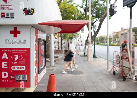 Bangkok, Thailand. 28. Januar 2023. Ein automatisierter externer Defibrillator (AED) im King Chulerivkorn Memorial Hospital, der an einer Ampelkontrollbox in Bangkok angebracht wird, um dem bewusstlosen Opfer bei der Herz-Lungen-Wiederbelebung zu helfen. (Kreditbild: © Teera Noisakran/Pacific Press via ZUMA Press Wire) NUR REDAKTIONELLE VERWENDUNG! Nicht für den kommerziellen GEBRAUCH! Stockfoto