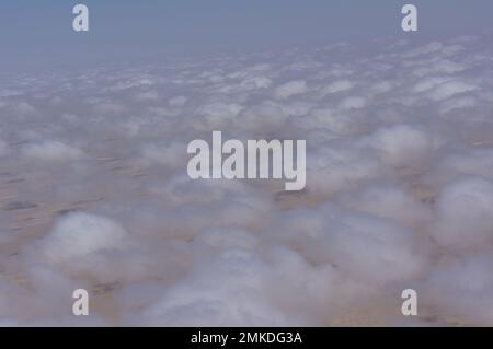 Küste, Wüste und Ozean Namibiens durch die Wolken Stockfoto