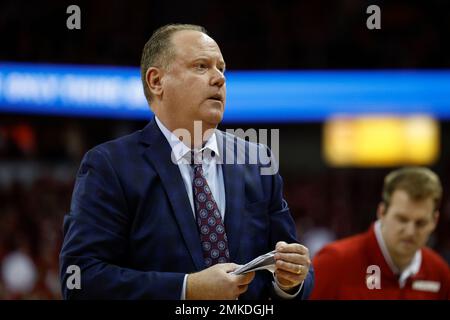 Madison, WI, USA. 28. Januar 2023. Im Kohl Center in Madison, WI, sind die Badger von Wisconsin Cheftrainer Greg Gard während des NCAA-Basketballspiels zwischen den Illinois Fighting Illini und den Wisconsin Badgers. Darren Lee/CSM/Alamy Live News Stockfoto