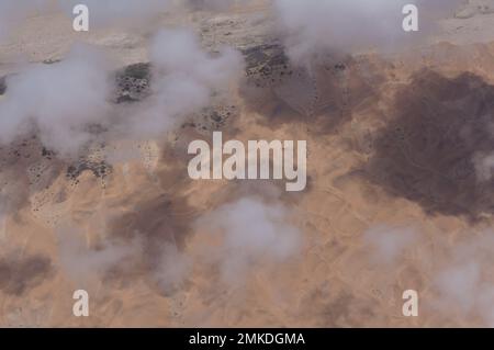 Küste, Wüste und Ozean Namibiens durch die Wolken Stockfoto