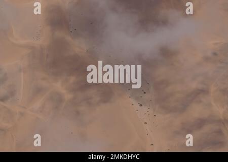 Küste, Wüste und Ozean Namibiens durch die Wolken Stockfoto