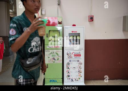 Bangkok, Thailand. 28. Januar 2023. Im Bahnhof Hua Lamphong in Bangkok wurde ein automatisierter externer Defibrillator (AED) installiert, um dem bewusstlosen Opfer bei der Durchführung einer Herz-Lungen-Wiederbelebung zu helfen. (Kreditbild: © Teera Noisakran/Pacific Press via ZUMA Press Wire) NUR REDAKTIONELLE VERWENDUNG! Nicht für den kommerziellen GEBRAUCH! Stockfoto