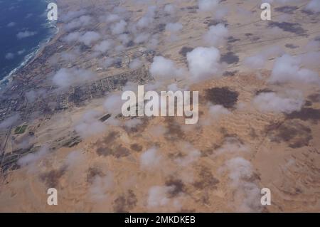 Küste, Wüste und Ozean Namibiens durch die Wolken Stockfoto