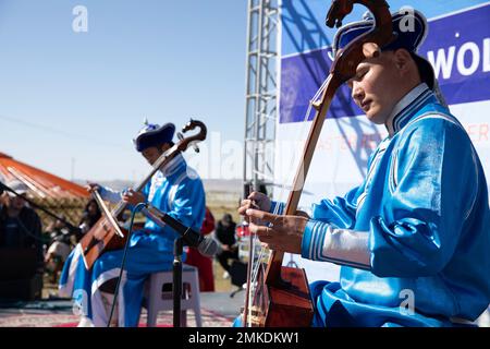 Mongolische Musiker spielen die Morin-Khuur oder Pferdekopfgeige während der Eröffnung eines Naadam-Festivals, das vor dem letzten Tag der Feldtrainingsübungen für Gobi Wolf 2022 in Bayankhongor, Mongolei, am 9. September stattfand. Gobi Wolf ist eine Übung zur Reaktion auf Katastrophen, mit der Prozesse getestet und gleichzeitig der Realismus durch eine Reihe von Szenarien maximiert werden soll. Zu den teilnehmenden Ländern gehören auch Bangladesch, Nepal, Sri Lanka, Thailand, das Vereinigte Königreich und Vietnam. (Foto der Alaska National Guard von Victoria Granado) Stockfoto