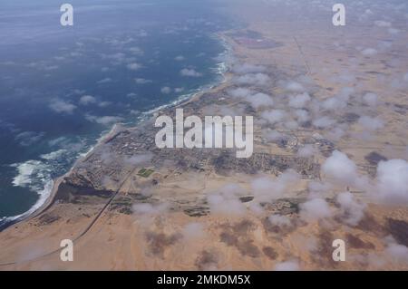 Küste, Wüste und Ozean Namibiens durch die Wolken Stockfoto