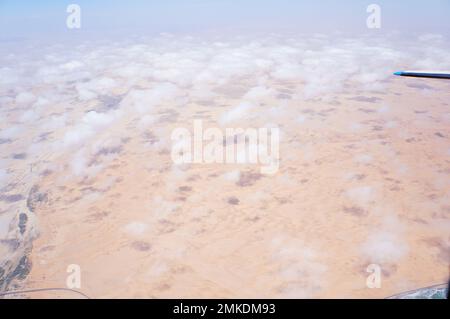 Küste, Wüste und Ozean Namibiens durch die Wolken Stockfoto