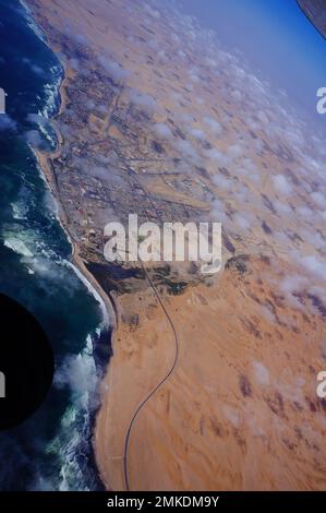 Küste, Wüste und Ozean Namibiens durch die Wolken Stockfoto