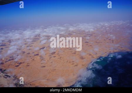 Küste, Wüste und Ozean Namibiens durch die Wolken Stockfoto