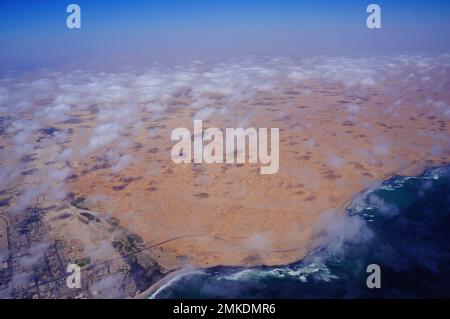 Küste, Wüste und Ozean Namibiens durch die Wolken Stockfoto