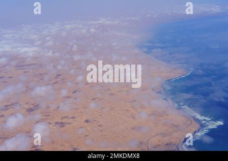 Küste, Wüste und Ozean Namibiens durch die Wolken Stockfoto