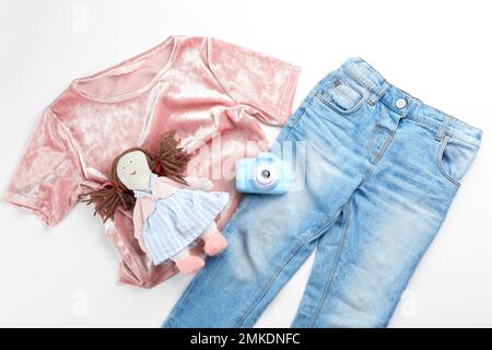 Flach liegend mit Spielzeugkamera des kleinen Fotografen auf weißem Hintergrund Stockfoto