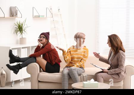 Frau, die sich über eine schwierige Tochter in der Psychotherapieabteilung beschwert Stockfoto