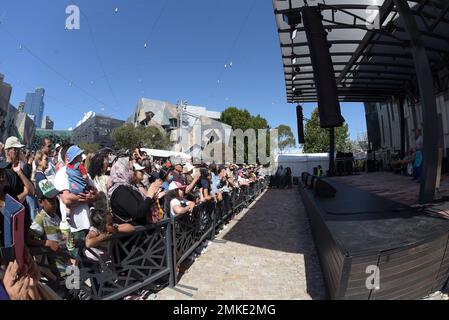 Melbourne, Victoria, Australien. 26. Januar 2023. Eine große Anzahl von Menschen feiert den Australia Day in Melbourne an der Flinders Street und St. Kilda Beach. Der Australia Day, früher als Foundation Day bekannt, ist der offizielle nationale Tag Australiens und wird jährlich am 26. Januar zur Erinnerung an die Ankunft der ersten Flotte in Sydney im Jahr 1788 gefeiert. Viele einheimische Australier bezeichnen den Tag als „Invasion Day“, und es gibt eine wachsende Bewegung, das Datum zu ändern, das von allen Australiern gefeiert werden kann. (Kreditbild: © Rana Sajid Hussain/Pacific Press via ZUMA Press Wire) REDAKTIONELLE VERWENDUNG Stockfoto