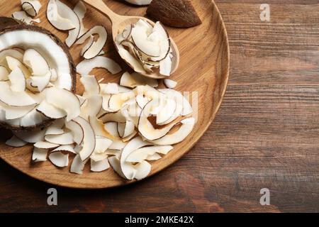 Leckere Kokosnusspäne auf Holztisch, Draufsicht Stockfoto