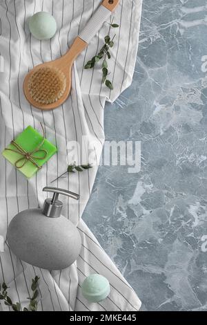 Flache Laienzusammensetzung mit Seifenspender auf grauem Marmorhintergrund. Platz für Text Stockfoto