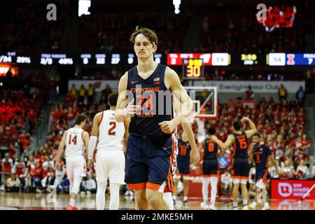 Madison, WI, USA. 28. Januar 2023. Illinois kämpft gegen Illini vor Matthew Mayer (24) während des NCAA-Basketballspiels zwischen den Illinois Fighting Illini und den Dachse von Wisconsin im Kohl Center in Madison, WI. Darren Lee/CSM/Alamy Live News Stockfoto