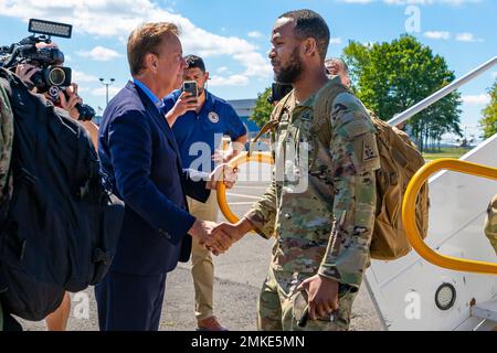 Connecticut Gov. NED Lamont begrüßt einen Soldaten der Area Support Medical Company 142., Connecticut Army National Guard, nachdem er am 8. September 2022 in der Connecticut Army National Guard Army Aviation Support Facility in Windsor Locks, Connecticut, deplaniert wurde. Die 142. ASMC war zuvor in den letzten neun Monaten in Polen zur Unterstützung der Operation Atlantic Resolve zur medizinischen Versorgung eingesetzt worden. Stockfoto