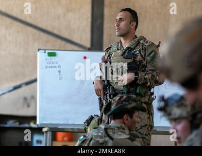 Ein Mitarbeiter des jordanischen Teams zur Bekämpfung des Terrorismus hilft bei der Planung einer Trainingsübung in Akaba, Jordanien, während der Übung Eager Lion am 8. September 2022. Der sportliche Löwe gilt als der Höhepunkt der umfassenderen militärischen Beziehung der USA zu den jordanischen Streitkräften, einer der US-Streitkräfte Die stärksten und zuverlässigsten Partner des Zentralkommandos in der Region, die mit konventionellen und unkonventionellen Szenarien den Weg für Sicherheit und Stabilität ebnen, um eine gemeinsame Task Force zu aktivieren. Das Projekt unterstreicht das Engagement der Vereinigten Staaten für Partner im Nahen Osten und gemeinsam Stockfoto