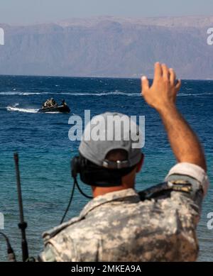 Das libanesische Marine Commando leitet Boote während der Strandoperationen in Aqaba, Jordanien, während der Übung Eager Lion am 8. September 2022. Der sportliche Löwe gilt als der Höhepunkt der umfassenderen militärischen Beziehung der USA zu den jordanischen Streitkräften, einer der US-Streitkräfte Die stärksten und zuverlässigsten Partner des Zentralkommandos in der Region, die mit konventionellen und unkonventionellen Szenarien den Weg für Sicherheit und Stabilität ebnen, um eine gemeinsame Task Force zu aktivieren. Die Übung unterstreicht das Engagement der Vereinigten Staaten für Partner im Nahen Osten und die gemeinsame Verteidigung gegen Hybri Stockfoto