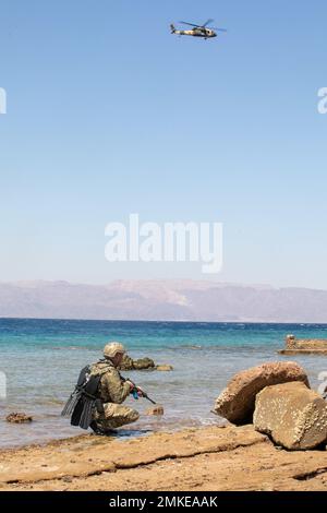 AQABA, Jordanien - ein Mitglied des jordanischen Teams für die Bekämpfung des Terrorismus greift den Schlag während der Operationen am Strand in Aqaba, Jordanien, während der Übung Eager Lion am 8. September 2022 an. Übung Eager Lion gilt als das Schlussereignis der umfassenderen US-Militärbeziehungen mit den jordanischen Streitkräften, einem der stärksten und zuverlässigsten Partner des US Central Command in der Region, Vorreiterrolle für Sicherheit und Stabilität mit konventionellen und unkonventionellen Szenarien zur Aktivierung einer gemeinsamen Task Force. Die Übung unterstreicht das Engagement der Vereinigten Staaten gegenüber den Partnern im M Stockfoto