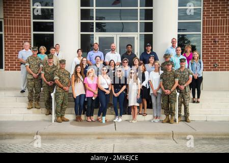 Leadership Craven Class of 2022 posiert für ein Foto mit Führungspersonal auf der Marine Corps Air Station (MCAS) Cherry Point, North Carolina, 8. September 2022. Dieses Jahresprogramm wird von der Handelskammer des Gebiets New Bern durchgeführt und vermittelt lokalen Führungskräften, Unternehmern und Fachleuten Kenntnisse über die wirtschaftlichen und sozialen Auswirkungen ihrer benachbarten Marine Corps-Installation. Stockfoto