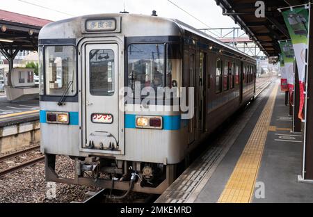 Ein Zug der JR Shikoku 1000 Series One man am Bahnhof Kotohira in der Präfektur Kagawa, Japan. Stockfoto