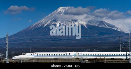 Ein Zug der JR Central N700 der Tokaido Shinkansen Line fährt vor dem Fuji in der Präfektur Shizuoka, Japan. Stockfoto