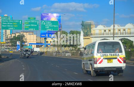 Matatus dominiert die Verkehrsszene im Zentrum von Nairobi und seinen Vororten, Nairobi KE Stockfoto