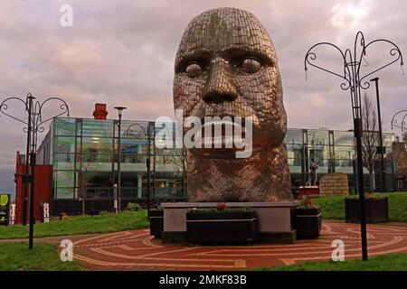 Das Gesicht der Wigan-Statue von Rick Kirby, in Believe Square, The Wiend, Wigan Stadtzentrum, Lancs, ENGLAND, GROSSBRITANNIEN, WN1 1PF Stockfoto