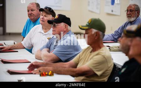 Eine Gruppe von Veteranen, die früher der K Company, 4. Infantry Division, zugewiesen waren, hören, wie der moderne Ranger trainiert wird, während sie ihre eigenen Geschichten auf dem Pre-Ranger Kurs, Fort Carson, Colorado, am 8. September 2022 erzählen. „Es ist eine großartige Chance, die Gehirne von Menschen zu wählen, die dies taten, bevor ich überhaupt geboren wurde“, sagte Staff Sgt. Ryan Davis, Senior Tactics Advisor und Berater für den Pre-Ranger-Kurs, zugewiesen zum Bataillon des Hauptquartiers und Hauptquartiers, 4. Inf. Div. „Alles, was sie in Vietnam getan und wieder zur Macht gebracht haben, ist das, was wir jetzt tun, wenn wir zur Ranger School gehen und wie wir sind Stockfoto