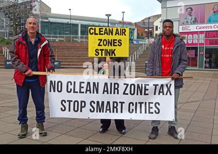 Sheffield Clean Air Zone, ab 27. Februar 2023 - Clean Air Zones Stink Schild - Demonstranten Keine Clean Air Zone Steuer - Stop Smart Cities - CAZ Stockfoto