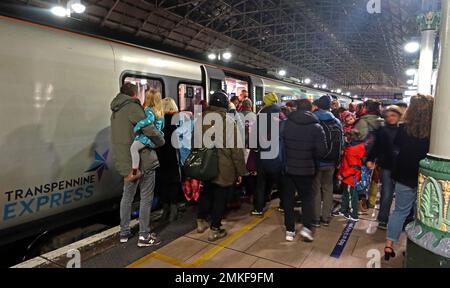 Warteschlangen, um an Bord des überfüllten TransPennine Express zu gehen, mit unzureichenden Kutschen Stockfoto