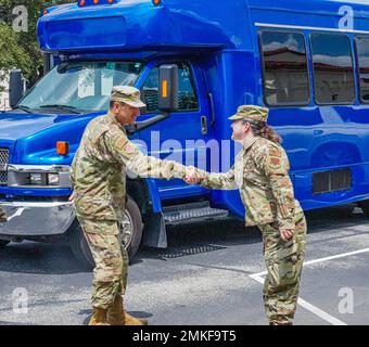 U.S. Air Force LT. Col. Veronica Williams, 690. Kommandant der Cyberspace Control Squadron begrüßt das 16. Air Force Command Team am 8. September 2022 in Port San Antonio, Texas. Stockfoto